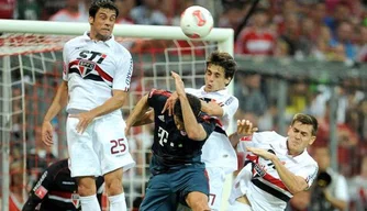 Fabrício, Rodrigo Caio e Tolói tentam segurar ataque do Bayern