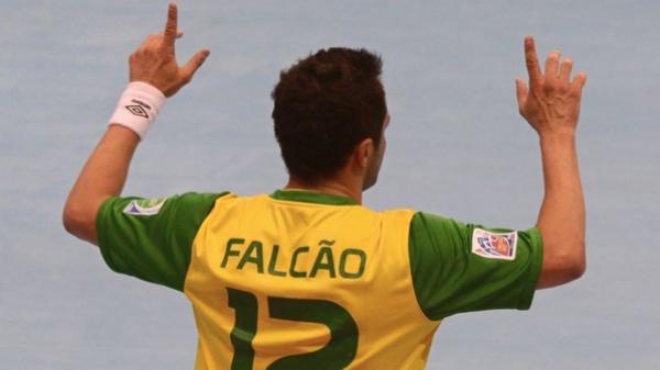 Falc&atilde;o &eacute; o maior artilheiro de todas as sele&ccedil;&otilde;es brasileiras incluindo futebol de campo, futsal e at&eacute; showball com 339 gols marcados com a camisa verde e amarela(Imagem:Reprodu&ccedil;&atilde;o)