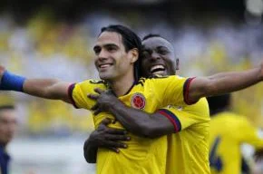 Falcao García é abraçado por Armero na comemoração de um dos dois gols da Colômbia