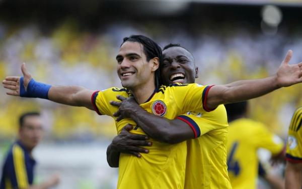 Falcao Garc&iacute;a &eacute; abra&ccedil;ado por Armero na comemora&ccedil;&atilde;o de um dos dois gols da Col&ocirc;mbia(Imagem:Reprodu&ccedil;&atilde;o)