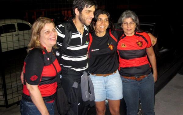 Família de Juninho marca presença na Ilha do Retiro(Imagem:André Casado / Globoesporte.com)