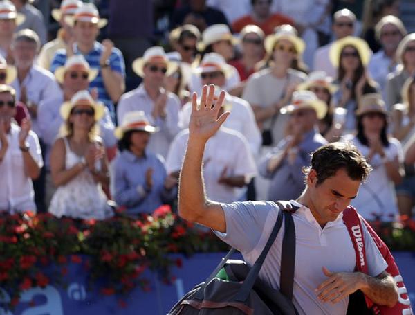 Federer deixa a quadra de cabeça báixa. Nove anos atrás ele havia saído com o título(Imagem:Reprodução)