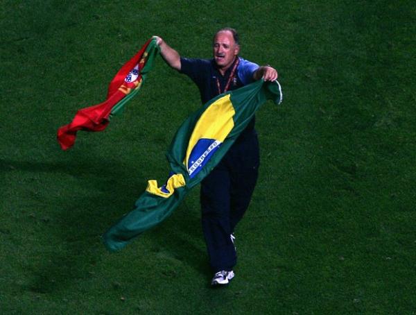 Felip&atilde;o comemora na Eurocopa de 2004 com bandeiras de Brasil e Portugal (Imagem:Reprodu&ccedil;&atilde;o)