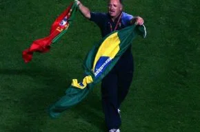 Felipão comemora na Eurocopa de 2004 com bandeiras de Brasil e Portugal