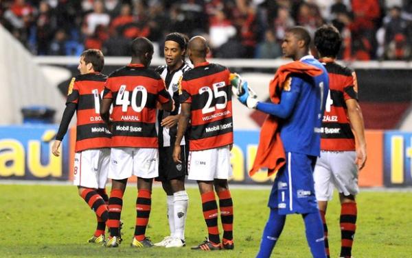 Felipe comemora vit&oacute;ria sobre o Galo de Ronaldinho Ga&uacute;cho(Imagem:Reprodu&ccedil;&atilde;o)