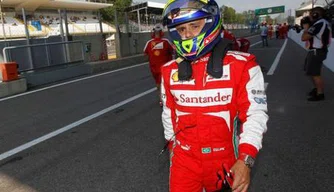 Felipe Massa volta aos boxes a pé após incidente no fim do primeiro treino livre