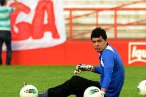 Felipe vai acompanhar o jogo sentado, longe do gramado.