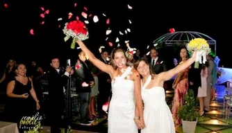Felizes, Larissa e Lili exibem os buquês vermelho e amarelo