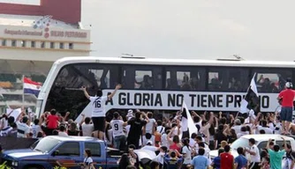 Festa da torcida do Olimpia no aeroporto de Assunção
