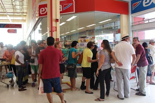 Fila para vacinação contra gripe no supermercado Extra