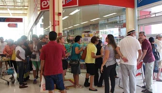 Fila para vacinação contra gripe no supermercado Extra