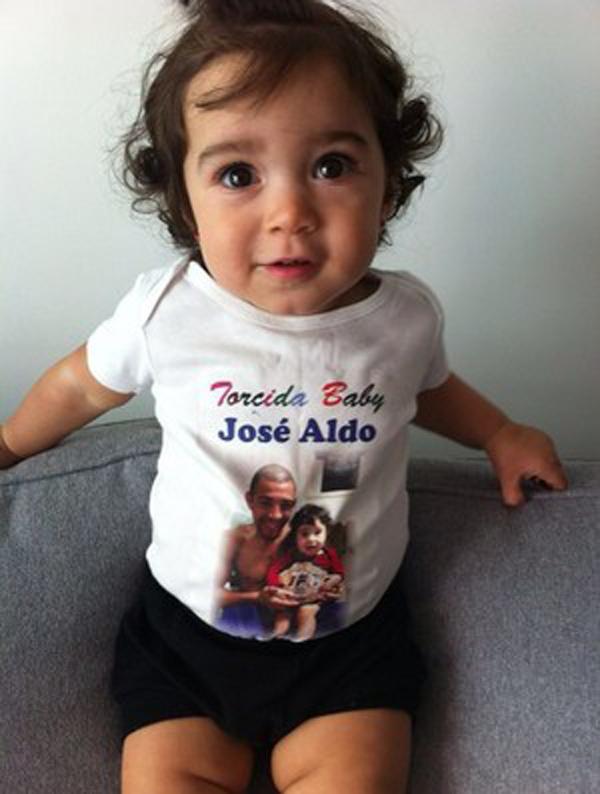 Filha de Jos&eacute; Aldo com a camisa da 