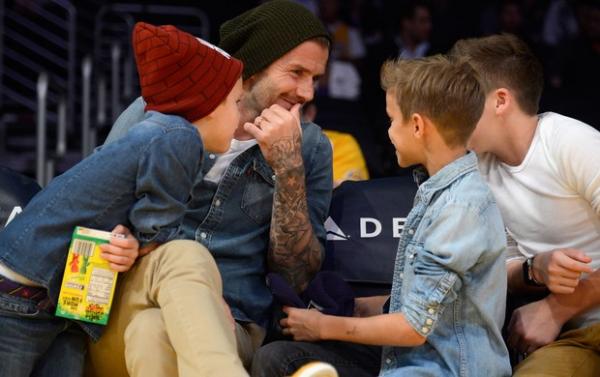 Filhos ficam atentos &agrave;s palavras do papai Beckham (Imagem:Reprodu&ccedil;&atilde;o)