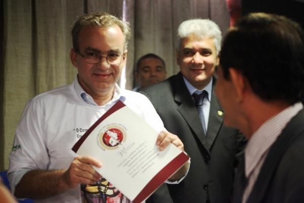 Firmino Filho assina termo de compromisso com o Ministério Público(Imagem:Reprodução)