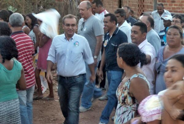 Firmino Filho caminha na Cer&acirc;mica Cil e recebe apoio de moradores(Imagem:Reprodu&ccedil;&atilde;o)