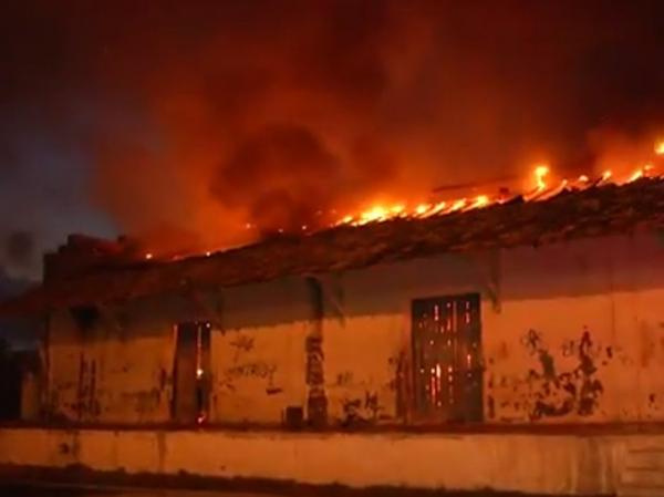Fogo destruiu todo o pr&eacute;dio da Secretaria de Educa&ccedil;&atilde;o(Imagem:Reprodu&ccedil;&atilde;o)