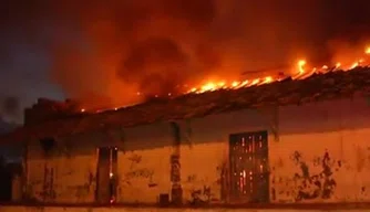 Fogo destruiu todo o prédio da Secretaria de Educação