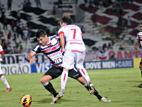 Forlán quase não tocou na bola na noite desta quarta (Imagem:Reprodução)