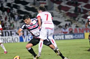 Forlán quase não tocou na bola na noite desta quarta