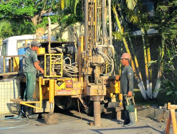 Funcion&aacute;rios operam m&aacute;quina de escava&ccedil;&atilde;o no solo de S&atilde;o Janu&aacute;rio (Imagem:Reprodu&ccedil;&atilde;o)