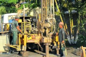 Funcionários operam máquina de escavação no solo de São Januário