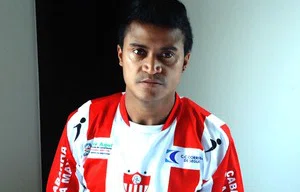 Gabiru com a camisa do Guarany de Bagé
