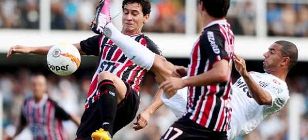 Ganso foi muito vaiado na Vila Belmiro e alvo de moedas atiradas pela torcida(Imagem:Reprodução)