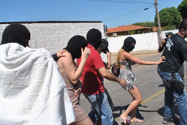 Garotas sendo levadas para a Cico.(Imagem:Reprodução)