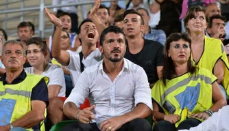 Gattuso acompanha a partida na arquibancada após expulsão