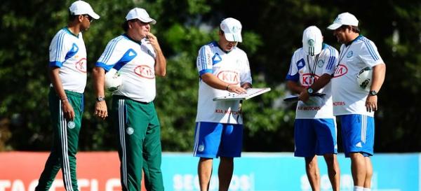 Gilson Kleina, com sua comissão técnica: haja trabalho!(Imagem:Reprodução)