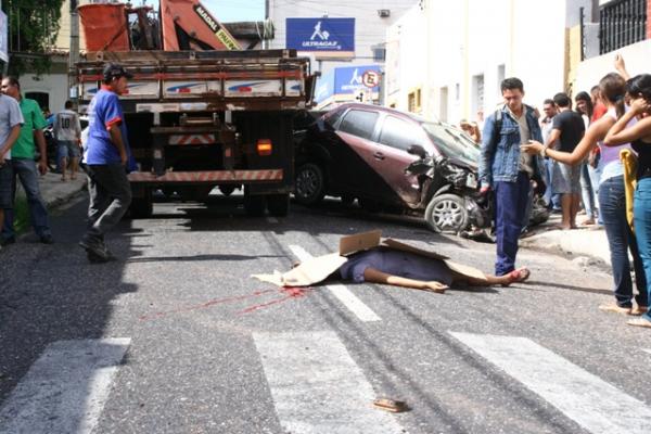 Gincho do carro da eletrobr&aacute;s solta e arremessa mulher(Imagem:Reprodu&ccedil;&atilde;o)