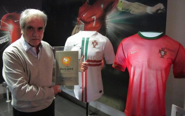 Godinho posa para foto com recorda&ccedil;&atilde;o do vice-campeonato na Euro de 2004(Imagem:Reprodu&ccedil;&atilde;o)