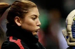 Goleira Hope Solo se aquece antes de um jogo dos Estados Unidos