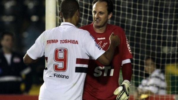 Goleiro abraça atacante Luis Fabiano durante a partida realizada no Rio(Imagem: Ralf Santos / Ag. Estado)
