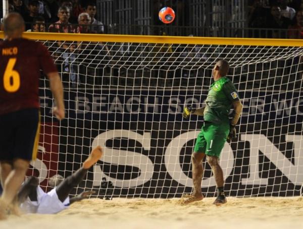 Goleiro Mão observa a bola entrar após ter encontrado um 