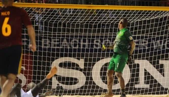 Goleiro Mão observa a bola entrar após ter encontrado um "montinho artilheiro".