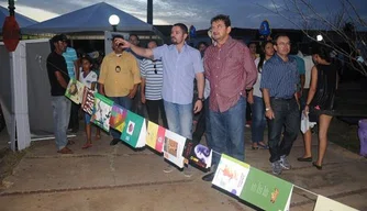Governador participa de feira cultural em Oeiras.