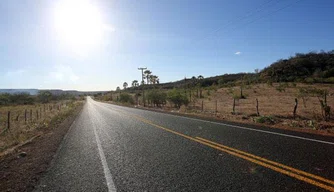 Governo do Piauí investe na construção, ampliação e reforma de rodovias e estradas.