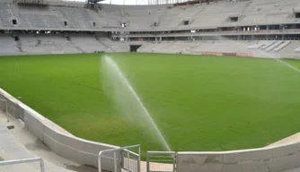 Gramado da Arena da Baixada é irrigado.