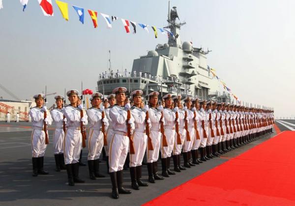 Guardas navais de honra no Liaoning, em Dalian, nesta terça-feira(Imagem:Reprodução)