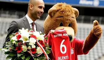 Guardiola ganha camisa do Bayern de Munique com o nome de sua filha Valentina