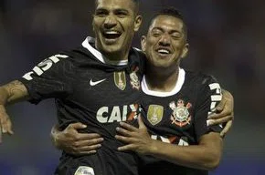 Guerrero comemora com Ralf gol do Corinthians na partida de estreia na Libertadores