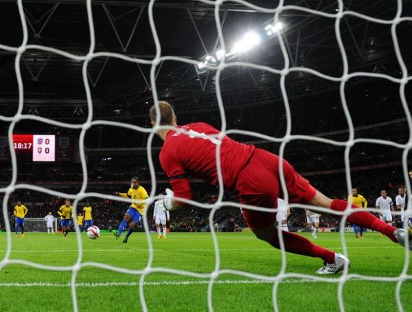 Hart defende pênalti de Ronaldinho (Imagem:Reprodução)