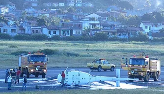 Helicóptero com três ocupantes caiu no Aeroporto de Ilhéus .