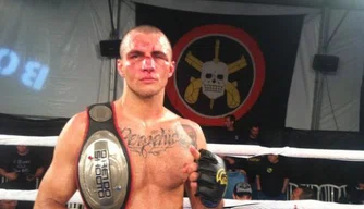 Hernani Perpétuo com o cinturão do Shooto após vencer Tommy Dupret