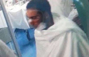 Higuaín com dois curativos no rosto no hospital, no nariz e na mandíbula