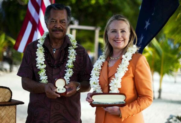 Hillary Clinton posa para fotos com o primeiro-ministro das Ilhas Cook, Henry Puna, nesta sexta-feira (31) (Imagem:Reprodu&ccedil;&atilde;o)
