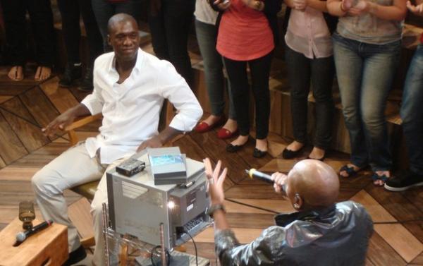 Holandês se animou ao som da Turma do Pagode no programa(Imagem:Reprodução)