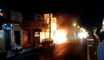 Homem ateia fogo em carro após briga de trânsito na zona Sudeste de Teresina
