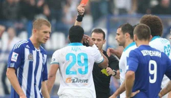 Hulk reclama com o árbitro após expulsão injusta na partida